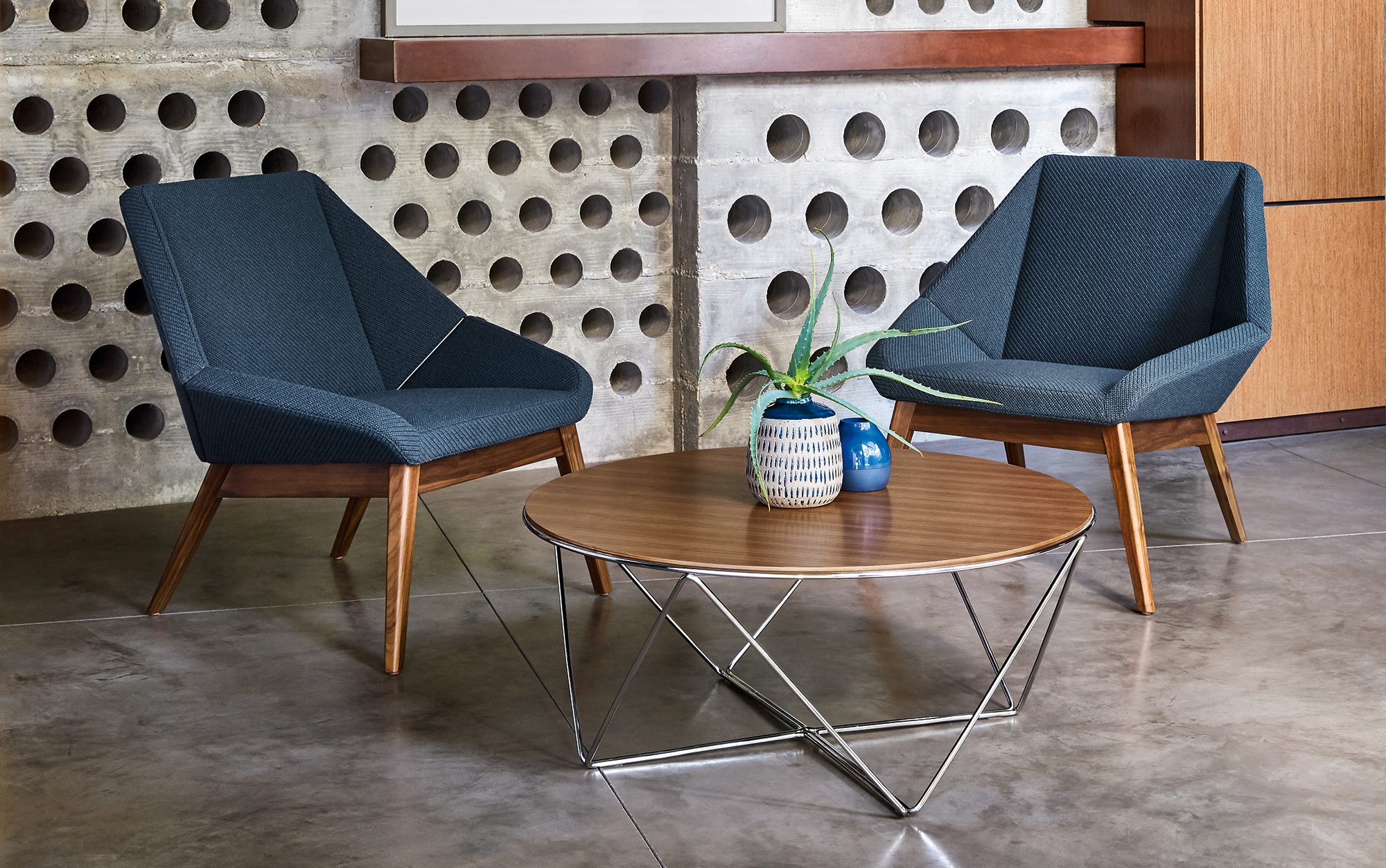 Nios, Mid Back Lounge Chair with Betwixt Occasional Table